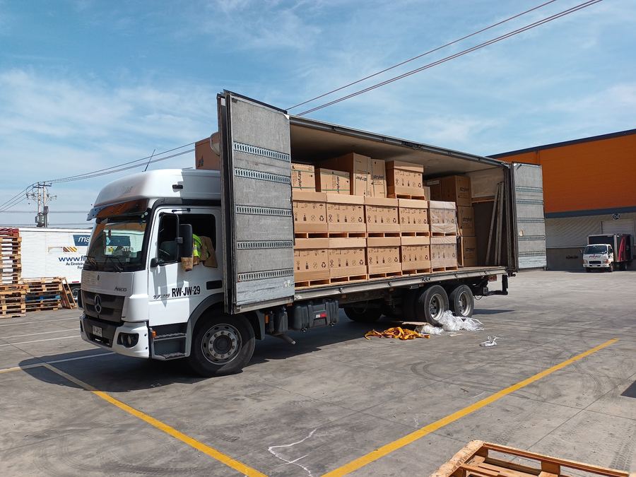 Camión cargado con cajas apiladas y ordenadas en pallets