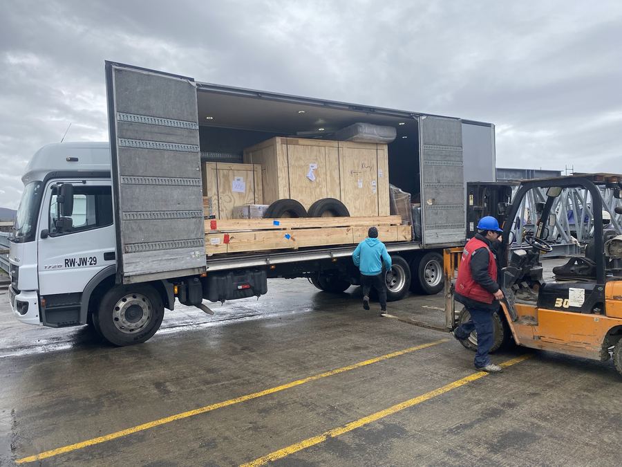 Grúa horquilla cargando pallets al camión