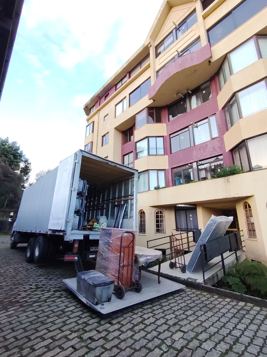 Camión de DSA Transportes cargando una mudanza en un edificio