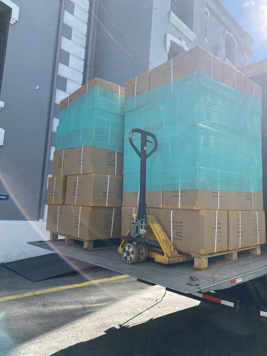 Pallets envueltos en film listos para subir al camión