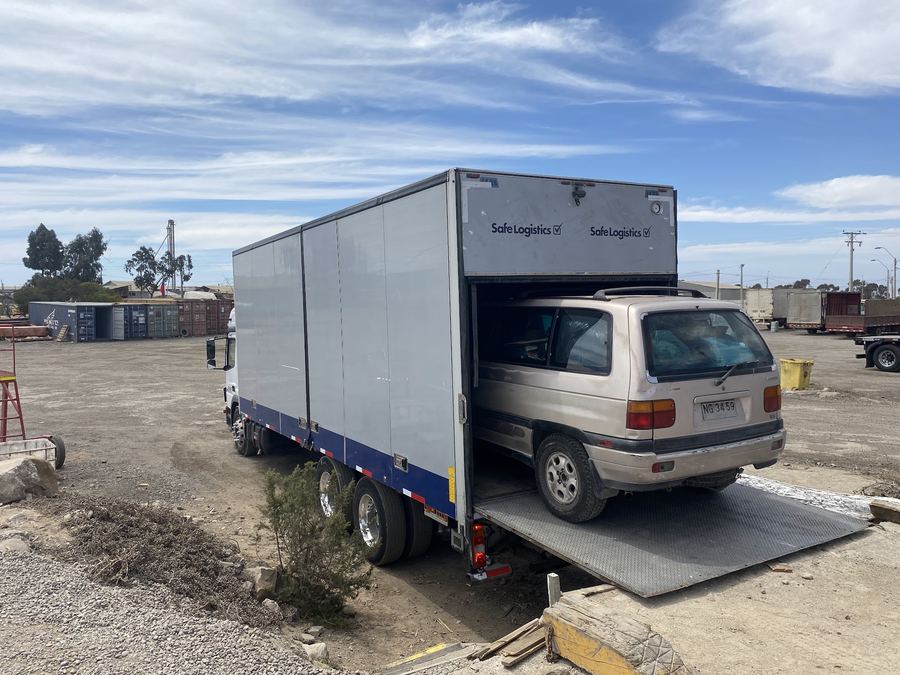 Vehículo cargado en el camión sobre la rampa de acceso